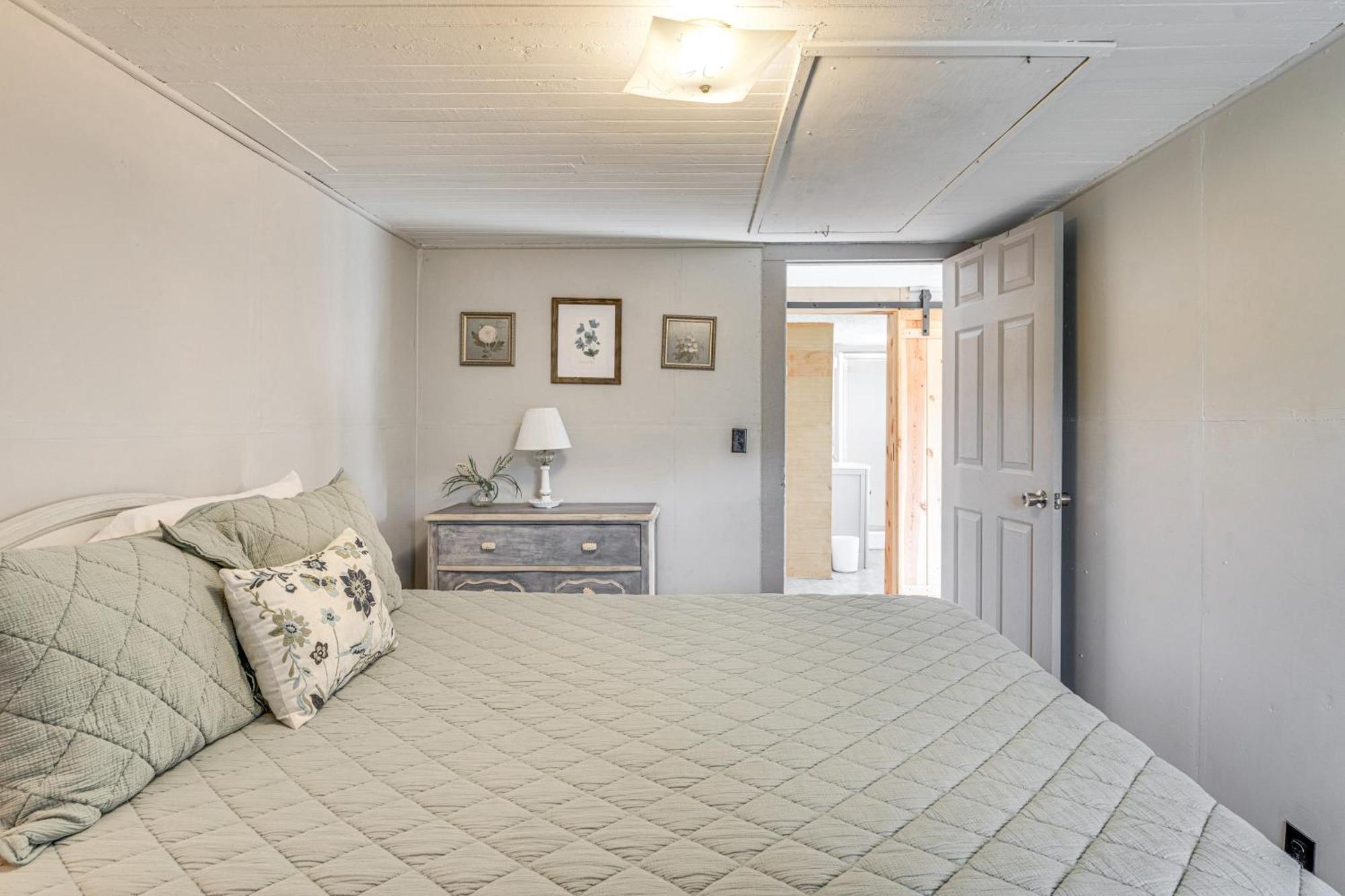 Holiday home Charming Near Hiking Trails! *