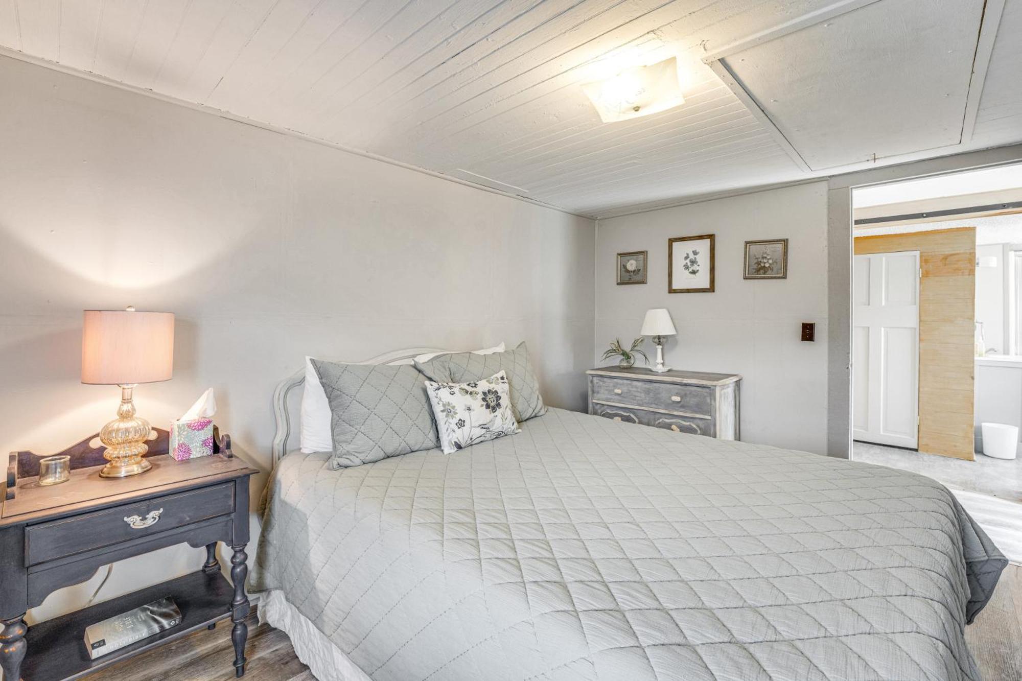 Charming Near Hiking Trails! *