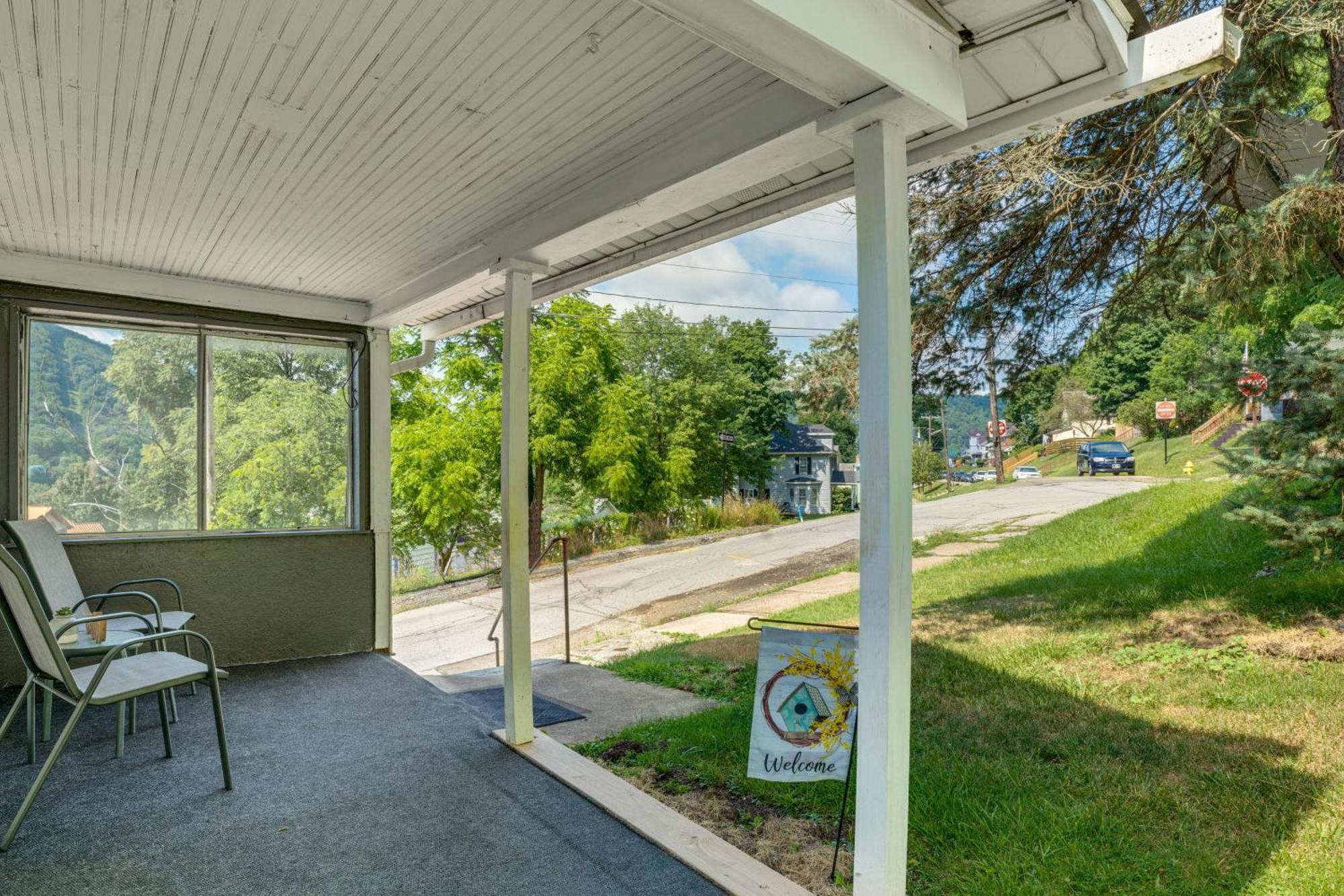 Holiday home Charming Near Hiking Trails!